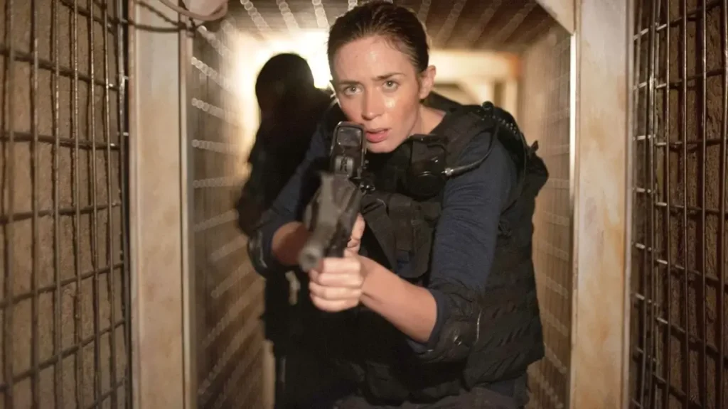 Emily Blunt como a agente Kate Macer em Sicario Terra de Ninguém durante operação policial