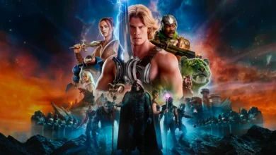 Príncipe Adam, Esqueleto e outros personagens de Mestres do Universo (2026) diante dos cenários de Eternia.
