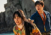 Choi Yu-ri e Jo Jung-suk em cena de Minha Filha é um Zumbi (2025), comédia de terror sul-coreana que estreia nos cinemas brasileiros em agosto.