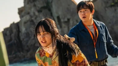 Choi Yu-ri e Jo Jung-suk em cena de Minha Filha é um Zumbi (2025), comédia de terror sul-coreana que estreia nos cinemas brasileiros em agosto.