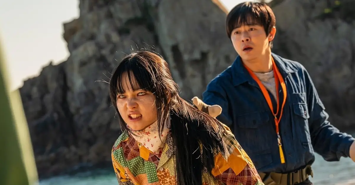 Choi Yu-ri e Jo Jung-suk em cena de Minha Filha é um Zumbi (2025), comédia de terror sul-coreana que estreia nos cinemas brasileiros em agosto.