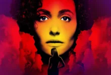 Pôster da série Fúria (Furious), suspense psicológico da Hulu estrelado por Emmy Rossum, mostrando o rosto da protagonista em tons vermelhos e amarelos sobre uma figura feminina cercada por fumaça.