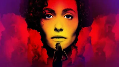 Pôster da série Fúria (Furious), suspense psicológico da Hulu estrelado por Emmy Rossum, mostrando o rosto da protagonista em tons vermelhos e amarelos sobre uma figura feminina cercada por fumaça.