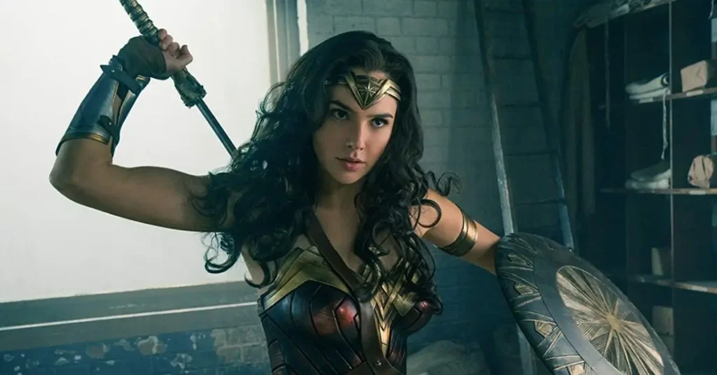 Gal Gadot como Mulher-Maravilha durante cena de ação no filme Mulher-Maravilha.