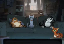 Cena da série animada Gatos de Rua (Alley Cats) mostra cinco gatos sentados em um sofá desgastado enquanto assistem televisão em um ambiente escuro e bagunçado.