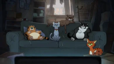 Cena da série animada Gatos de Rua (Alley Cats) mostra cinco gatos sentados em um sofá desgastado enquanto assistem televisão em um ambiente escuro e bagunçado.