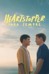 Pôster oficial de Heartstopper Para Sempre (2026) mostrando Joe Locke e Kit Connor frente a frente à beira-mar durante o pôr do sol, com o título do filme em destaque.