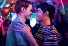 Joe Locke e Kit Connor dançam juntos e trocam sorrisos em uma festa iluminada por luzes coloridas em Heartstopper Para Sempre (2026), cena destacada no trailer de Heartstopper Para Sempre.