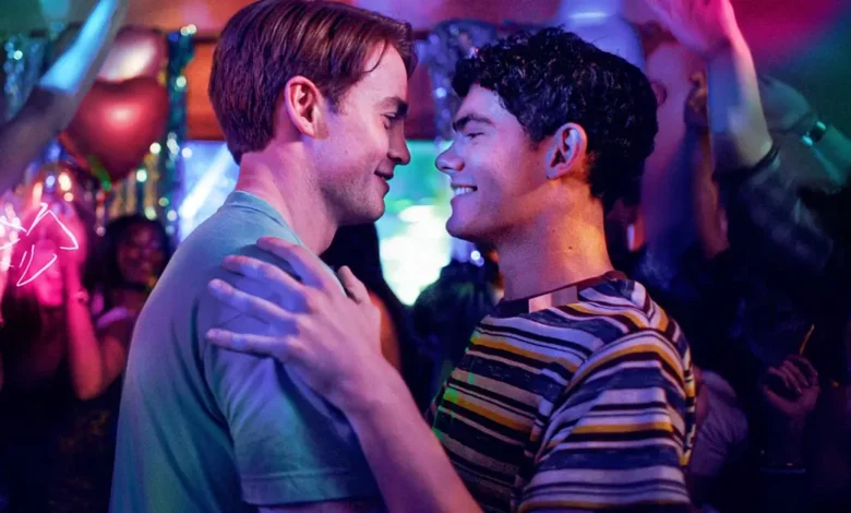 heartstopper para sempre trailer Joe Locke e Kit Connor dançam juntos e trocam sorrisos em uma festa iluminada por luzes coloridas em Heartstopper Para Sempre (2026), cena destacada no trailer de Heartstopper Para Sempre.