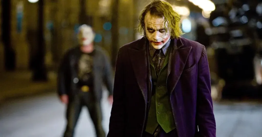 Heath Ledger caracterizado como Coringa em Batman: O Cavaleiro das Trevas.