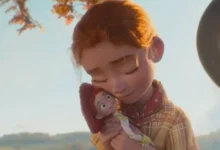 Emily abraça a boneca Jessie em cena emocionante de Toy Story 5, inspirando a música original “I Knew It, I Knew You”, de Taylor Swift.