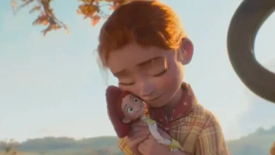 Emily abraça a boneca Jessie em cena emocionante de Toy Story 5, inspirando a música original “I Knew It, I Knew You”, de Taylor Swift.