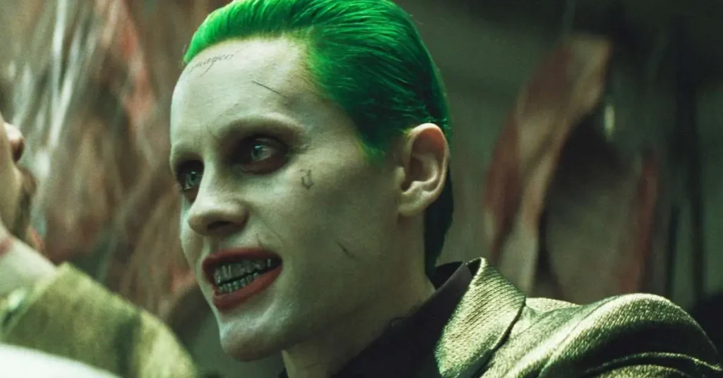 Jared Leto caracterizado como Coringa em cena de Esquadrão Suicida.