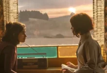 Cena do filme Klara e o Sol (2026) com Jenna Ortega em frente a outra personagem durante um pôr do sol, destacando o elenco de Klara e o Sol.