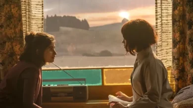 Cena do filme Klara e o Sol (2026) com Jenna Ortega em frente a outra personagem durante um pôr do sol, destacando o elenco de Klara e o Sol.