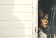 Adria Arjona em cena do Trailer de Onslaught, suspense de ação e terror dirigido por Adam Wingard, previsto para estrear em 2026.