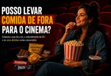 Mulher assistindo a um filme no cinema com pipoca, salgadinhos, chocolates e refrigerante. Arte editorial sobre comida para o cinema e os direitos do consumidor em relação à entrada de alimentos externos.