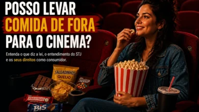 Mulher assistindo a um filme no cinema com pipoca, salgadinhos, chocolates e refrigerante. Arte editorial sobre comida para o cinema e os direitos do consumidor em relação à entrada de alimentos externos.