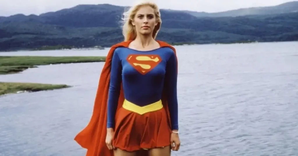 Helen Slater caracterizada como Supergirl no filme Supergirl (1984), primeira atriz a interpretar a heroína da DC nos cinemas.