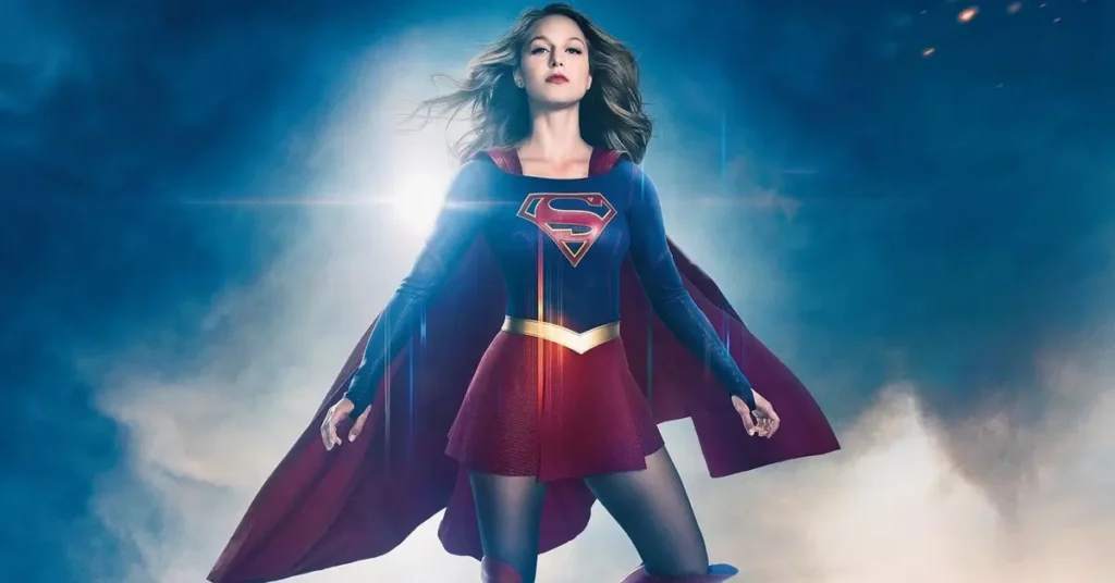 Melissa Benoist interpreta Kara Danvers como Supergirl na série Supergirl (2015–2021), versão mais duradoura da heroína no Arrowverse da DC.