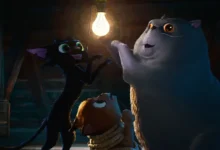 teaser de gatto 2026 Teaser de Gatto mostra três gatos em um sótão iluminado por uma lâmpada em cena da nova animação da Pixar, Gatto (2027), dirigida por Enrico Casarosa e com estreia prevista para 5 de março de 2027.