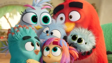 Personagens do filme Angry Birds 3: O Filme (2026) posicionados juntos em cena colorida, incluindo Red, pássaros azuis, Stella e outros personagens com expressões características