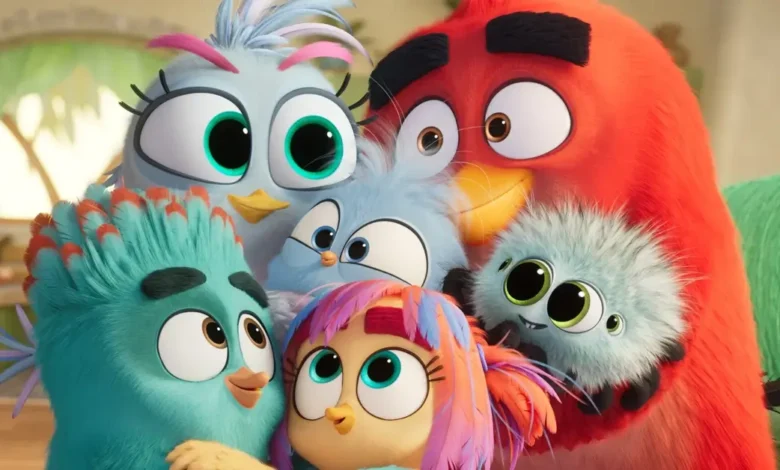 Personagens do filme Angry Birds 3: O Filme (2026) posicionados juntos em cena colorida, incluindo Red, pássaros azuis, Stella e outros personagens com expressões características