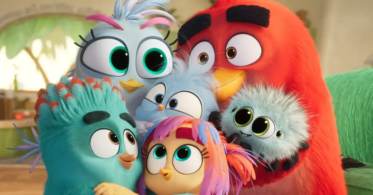 Personagens do filme Angry Birds 3: O Filme (2026) posicionados juntos em cena colorida, incluindo Red, pássaros azuis, Stella e outros personagens com expressões características