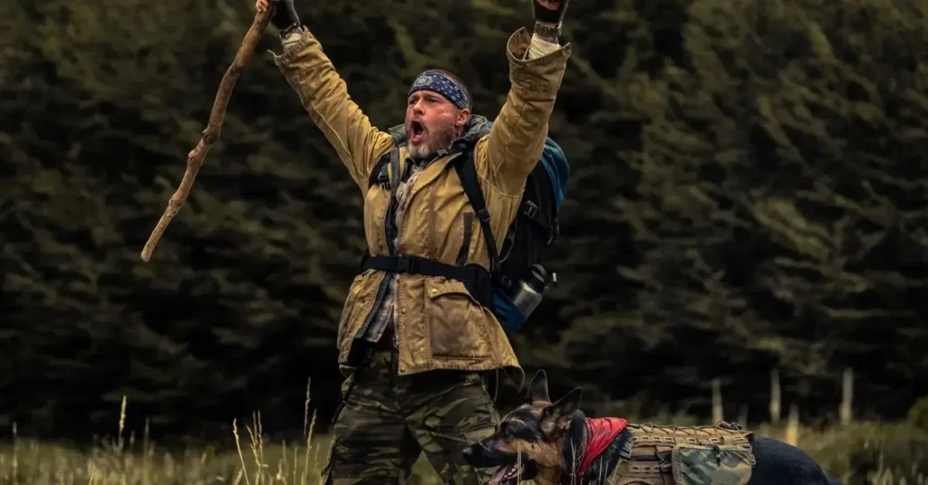 Brad Pitt no trailer de Coração Selvagem (Heart of the Beast), caminhando por uma área selvagem ao lado de um cão durante uma missão de sobrevivência na natureza