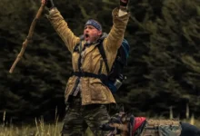 Brad Pitt no trailer de Coração Selvagem (Heart of the Beast), caminhando por uma área selvagem ao lado de um cão durante uma missão de sobrevivência na natureza