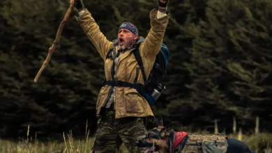 Brad Pitt no trailer de Coração Selvagem (Heart of the Beast), caminhando por uma área selvagem ao lado de um cão durante uma missão de sobrevivência na natureza