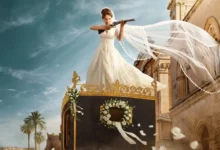 Enola Holmes de vestido de noiva sobre uma carruagem, segurando uma arma, em imagem promocional oficial de Enola Holmes 3.