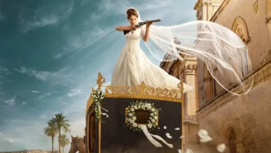 Enola Holmes de vestido de noiva sobre uma carruagem, segurando uma arma, em imagem promocional oficial de Enola Holmes 3.