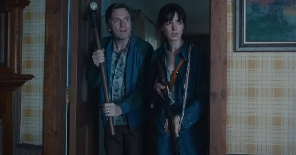 Anne Hathaway e Ewan McGregor exploram uma casa em cena tensa do trailer de O Fim da Rua, filme produzido por J.J. Abrams