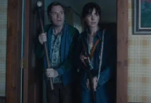 Anne Hathaway e Ewan McGregor exploram uma casa em cena tensa do trailer de O Fim da Rua, filme produzido por J.J. Abrams