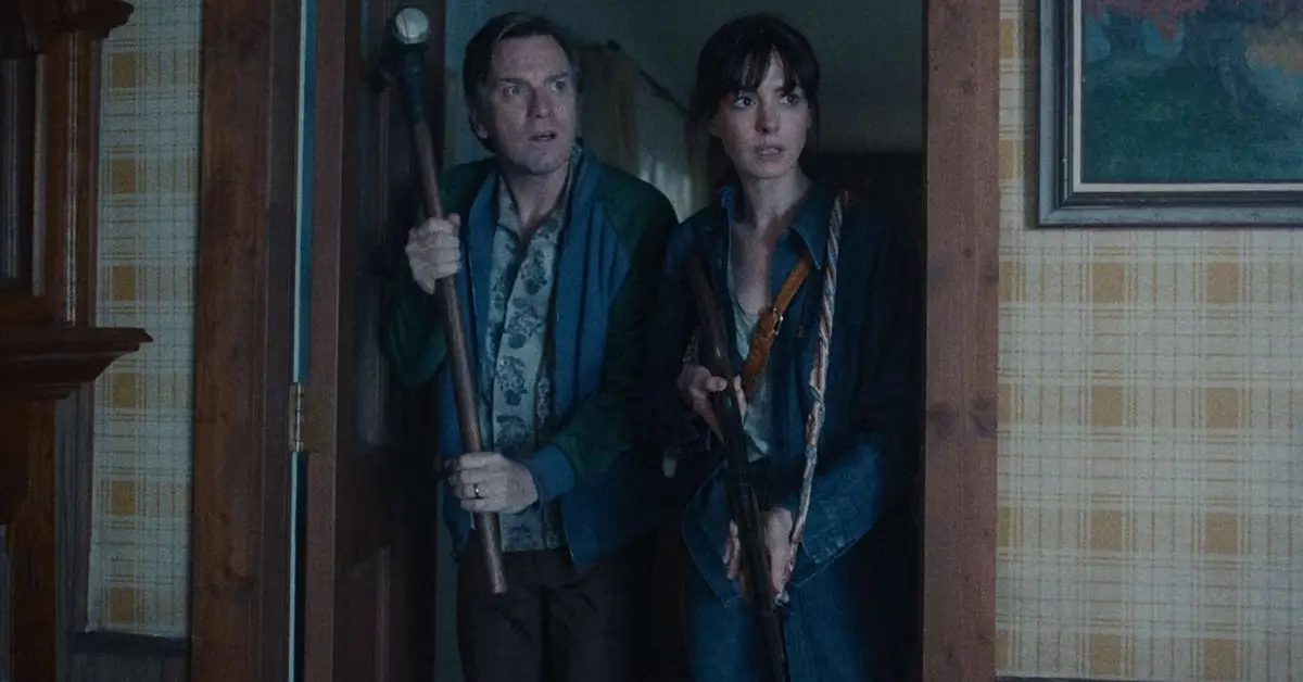 trailer de o fim da rua Anne Hathaway e Ewan McGregor exploram uma casa em cena tensa do trailer de O Fim da Rua, filme produzido por J.J. Abrams
