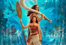 Catherine Laga’aia e Dwayne Johnson como Moana e Maui em cena promocional do Trailer Final de Moana (2026), cercados por criaturas marinhas e paisagens subaquáticas.