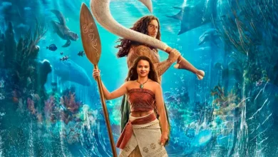 Catherine Laga’aia e Dwayne Johnson como Moana e Maui em cena promocional do Trailer Final de Moana (2026), cercados por criaturas marinhas e paisagens subaquáticas.