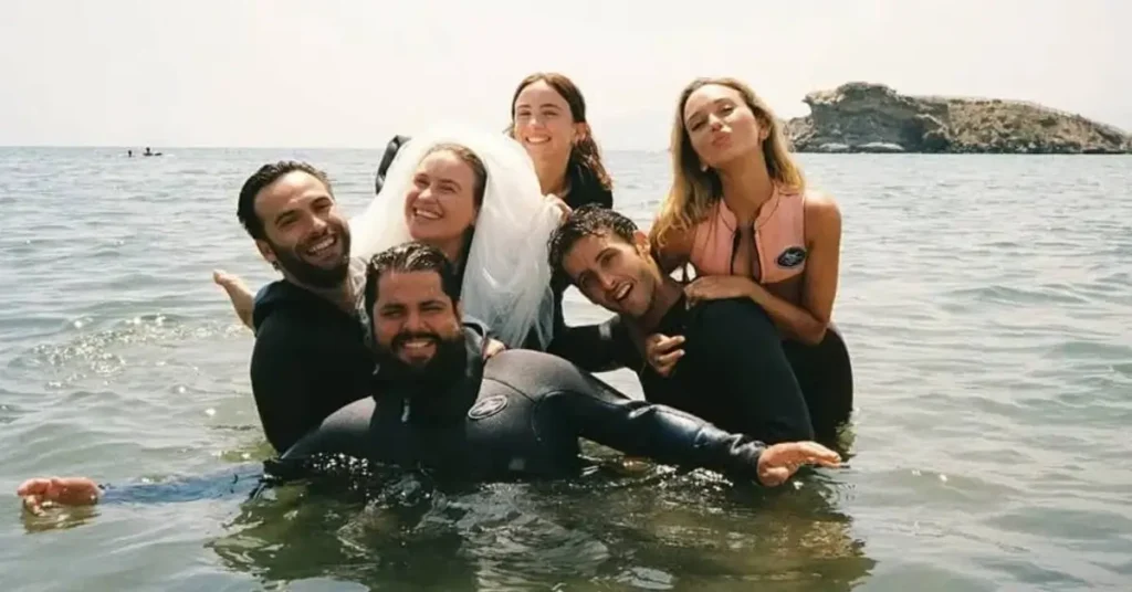 Grupo de amigos durante viagem na minissérie A Verdade por Trás das Minhas Mentiras.
