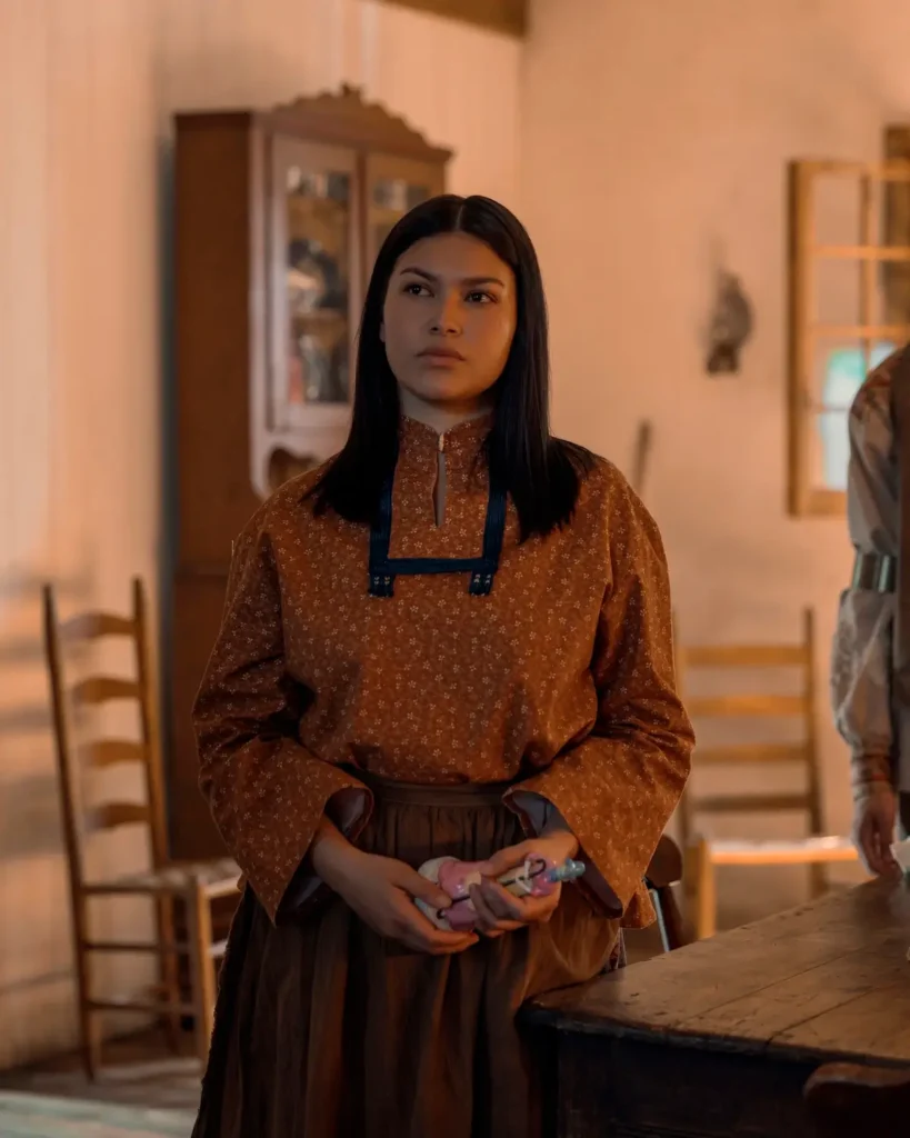 Alyssa Wapanatâhk como White Sun na série Uma Casa na Pradaria