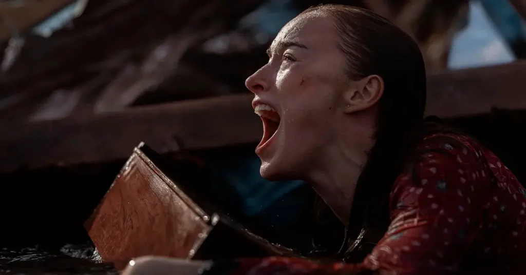 Phoebe Dynevor em cena de tensão no filme de tubarão Ataque Brutal (2026)