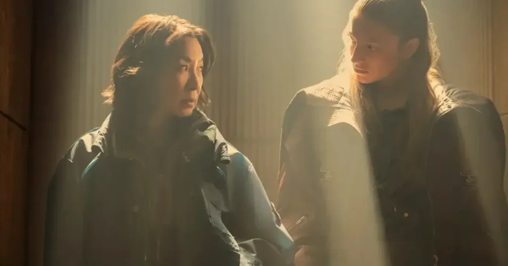 Michelle Yeoh e Hunter Schafer como Olwen e Cora em Blade Runner 2099, durante uma cena do primeiro teaser oficial da minissérie do Prime Video