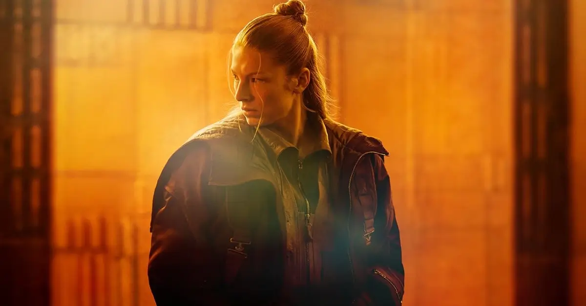 Hunter Schafer como Cora em Blade Runner 2099, em cena do primeiro teaser oficial da minissérie do Prime Video ambientada em uma Los Angeles futurista.