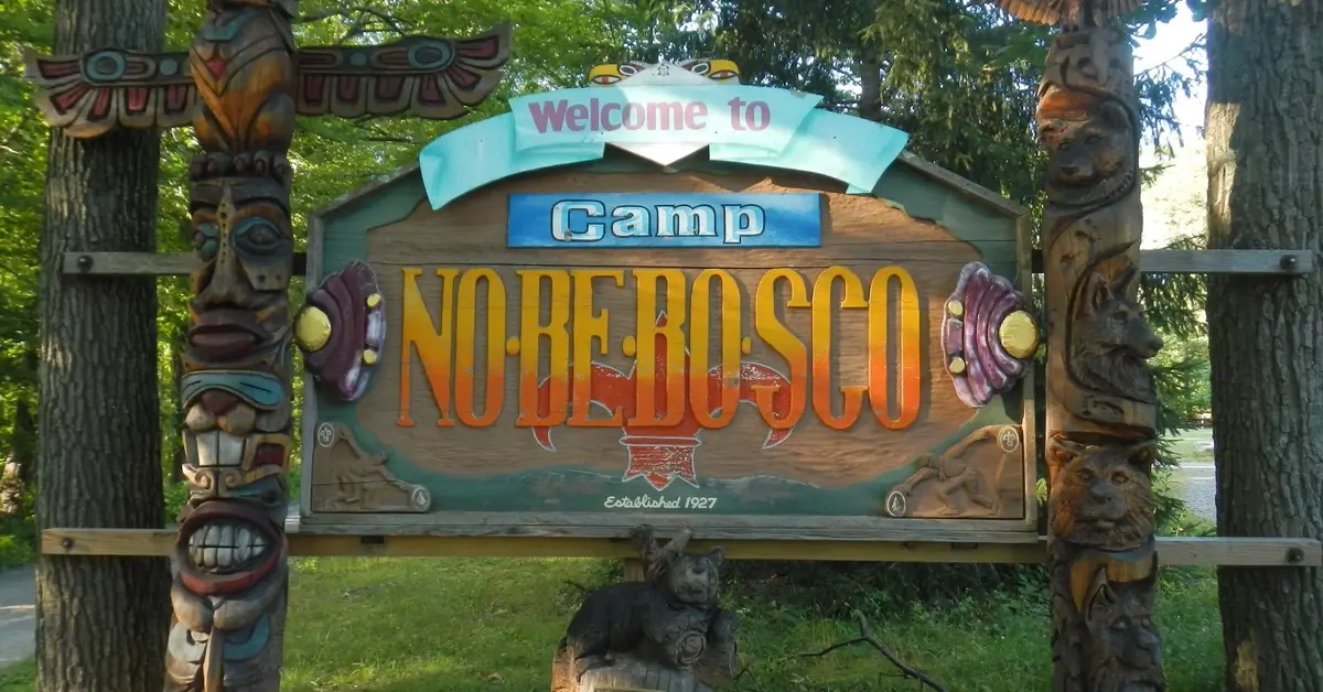 camp no be bo sco Placa de entrada do Camp No-Be-Bo-Sco, em Hardwick, Nova Jersey, acampamento que serviu de cenário para o fictício Camp Crystal Lake em Sexta-Feira 13 (1980).
