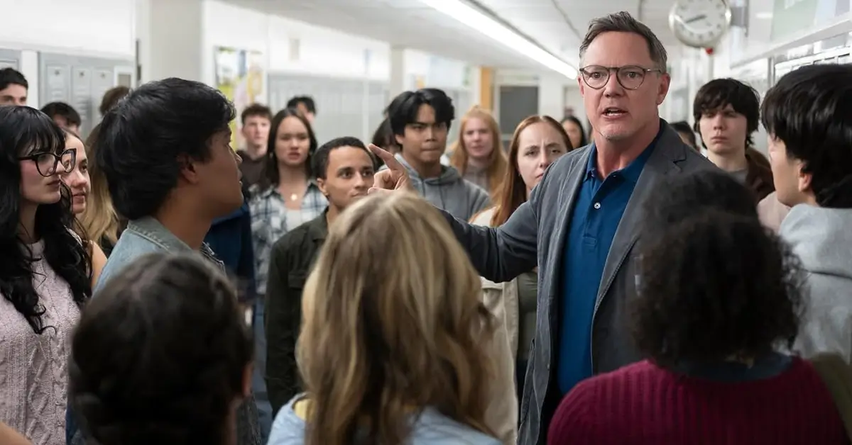 carrie a estranha elenco Matthew Lillard interpreta o diretor Grayle em uma cena da série Carrie: A Estranha (2026), adaptação de Mike Flanagan para o Prime Video.