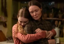 Samantha Sloyan e Summer H. Howell em uma cena emocionante da série Carrie: A Estranha (2026), adaptação de Mike Flanagan para o Prime Video.