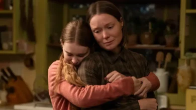 Samantha Sloyan e Summer H. Howell em uma cena emocionante da série Carrie: A Estranha (2026), adaptação de Mike Flanagan para o Prime Video.