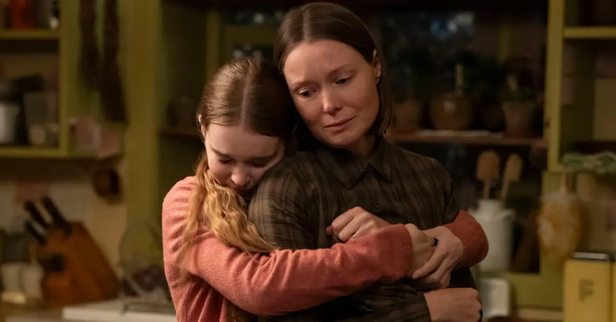 carrie a estranha serie Samantha Sloyan e Summer H. Howell em uma cena emocionante da série Carrie: A Estranha (2026), adaptação de Mike Flanagan para o Prime Video.