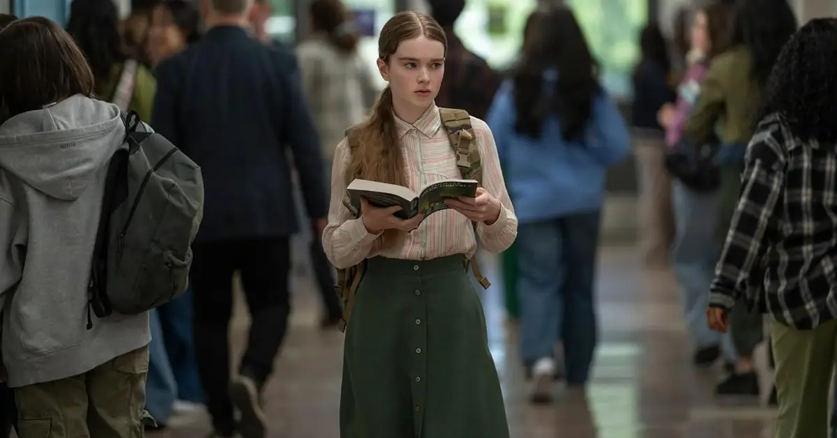 carrie a estranha summer h howell Summer H. Howell como Carrie White caminhando pelos corredores da escola em uma cena da série Carrie: A Estranha (2026), adaptação de Mike Flanagan para o Prime Video.