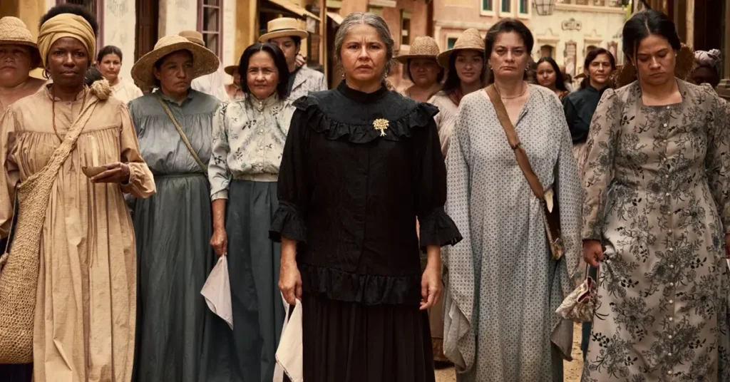 Cena do elenco de Cem Anos de Solidão: Parte 2 mostra Úrsula Iguarán e moradores de Macondo em imagem oficial da série da Netflix.